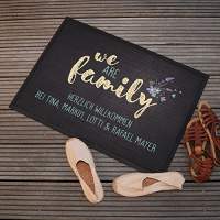 WishOf.Me - Personalisierte Fußmatte - We are family - mit Namen